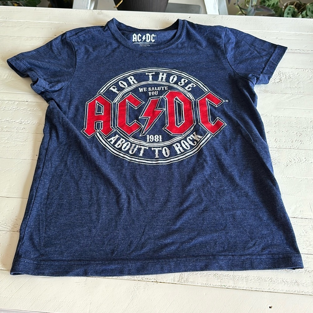AC⚡️DC size medium for those about to rock we salute you 1981 2021 graphic tee